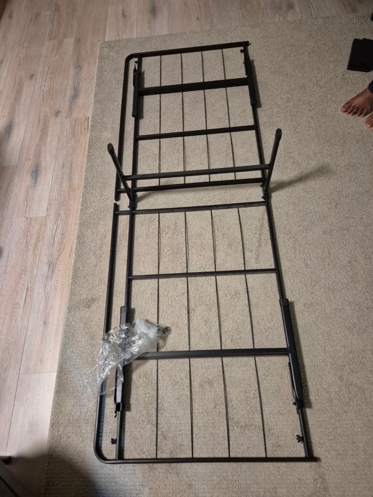 Foldable metal bed frame, Ophalen, Zo goed als nieuw