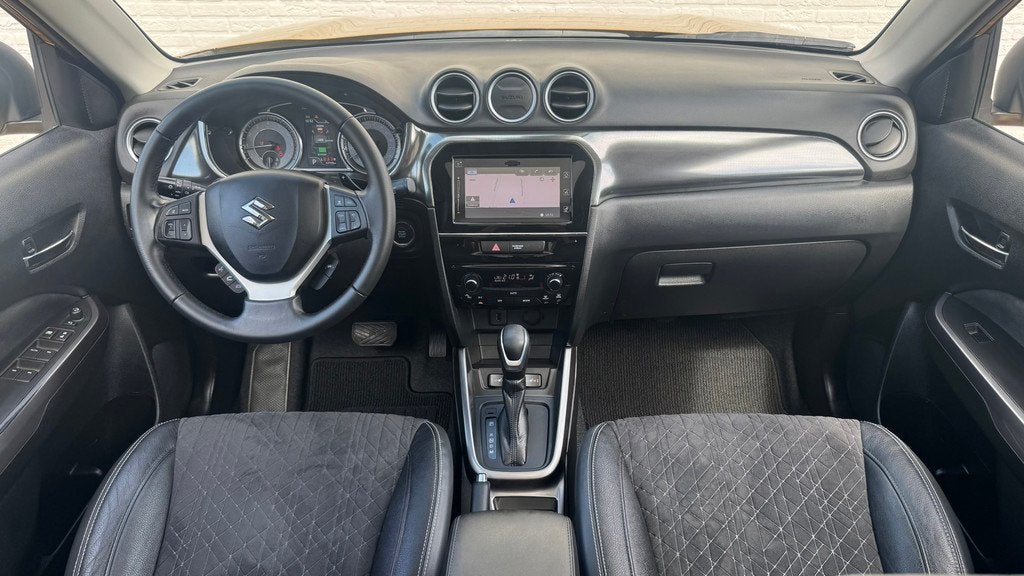 Suzuki VITARA 1.5 Hybrid Style Trekhaak Panorama dak Camera, Auto's, Gebruikt, 4 cilinders, 400 kg, 19 km/l