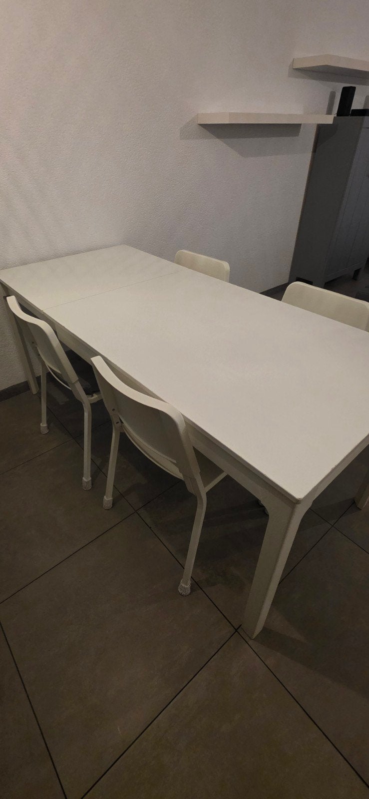 Foto 3 van Eettafel met 4 stoelen - uitschuifbaar