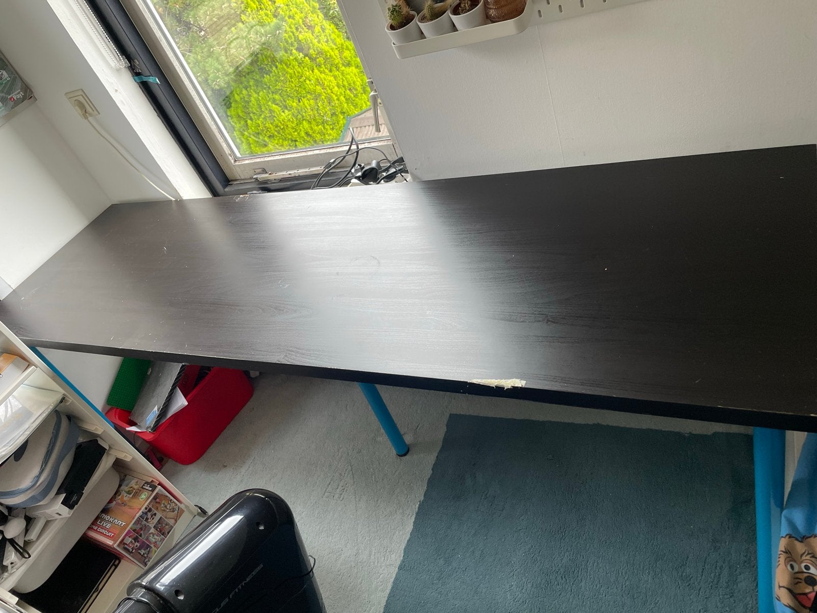 IKEA Tafelblad bruin-zwart met blauwe Adil poten, Ophalen, Gebruikt, Spaanplaat of MDF, Bruin