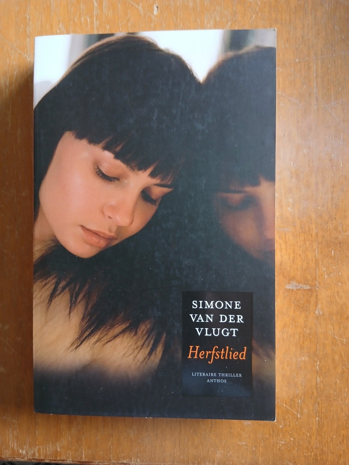 Herfstlied - Simone van der Vlugt (Literaire thriller), Boeken, Ophalen of Verzenden, Zo goed als nieuw, Simone van der Vlugt