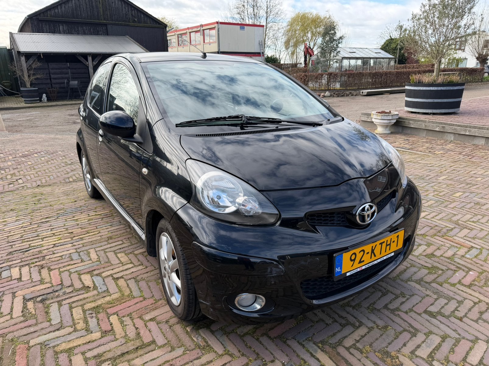 Toyota Aygo 1.0 12V Vvt-i 5DRS MMT 2010 Zwart, Auto's, Stof, 4 stoelen, Origineel Nederlands, Overige kleuren
