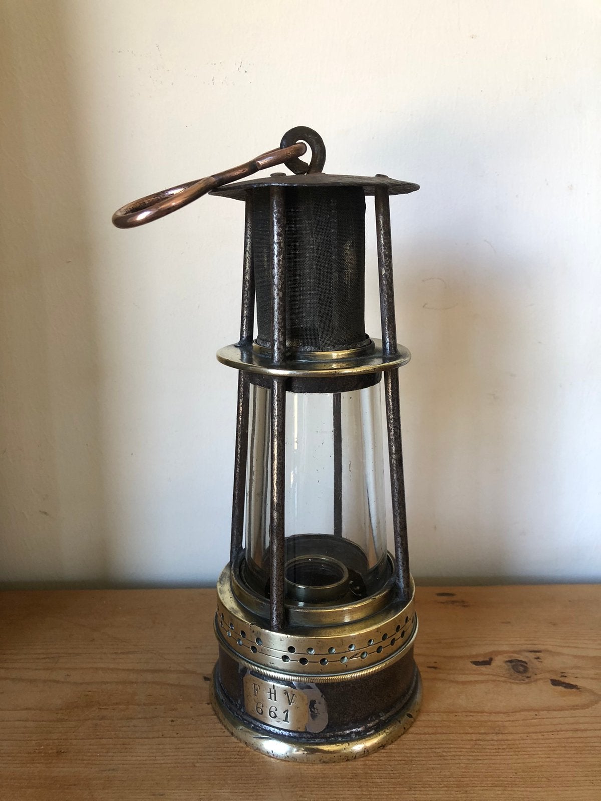 Mijnlamp Achille André (La Bouverie) – met Nummer FHV 661, Ophalen of Verzenden