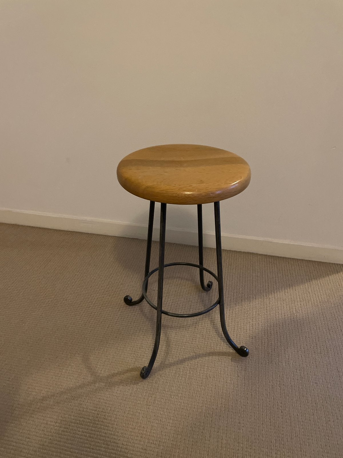 Krukje met smeedijzeren frame en licht eiken zit, Huis en Inrichting, Ophalen of Verzenden, Gebruikt, Hout