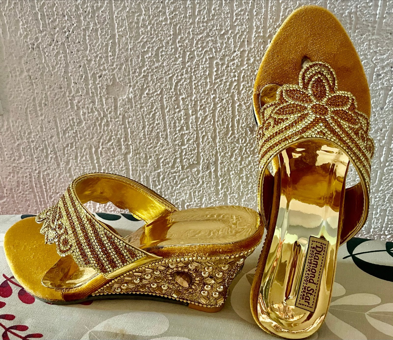 Chique goud-/bruinkleurige schoenen met sleehakken, Ophalen of Verzenden, Nieuw, Overige kleuren, Schoenen met hoge hakken