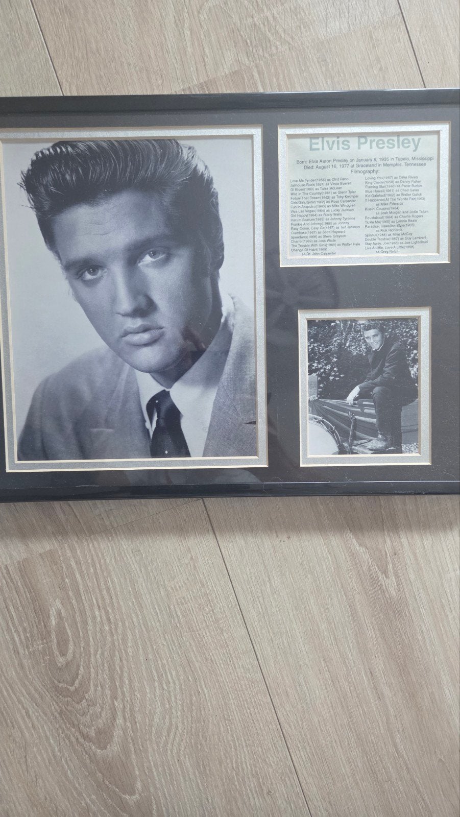 Ingelijste Elvis Presley foto's met biografie, Gebruikt, 50 tot 75 cm, Ophalen of Verzenden, Foto of Poster