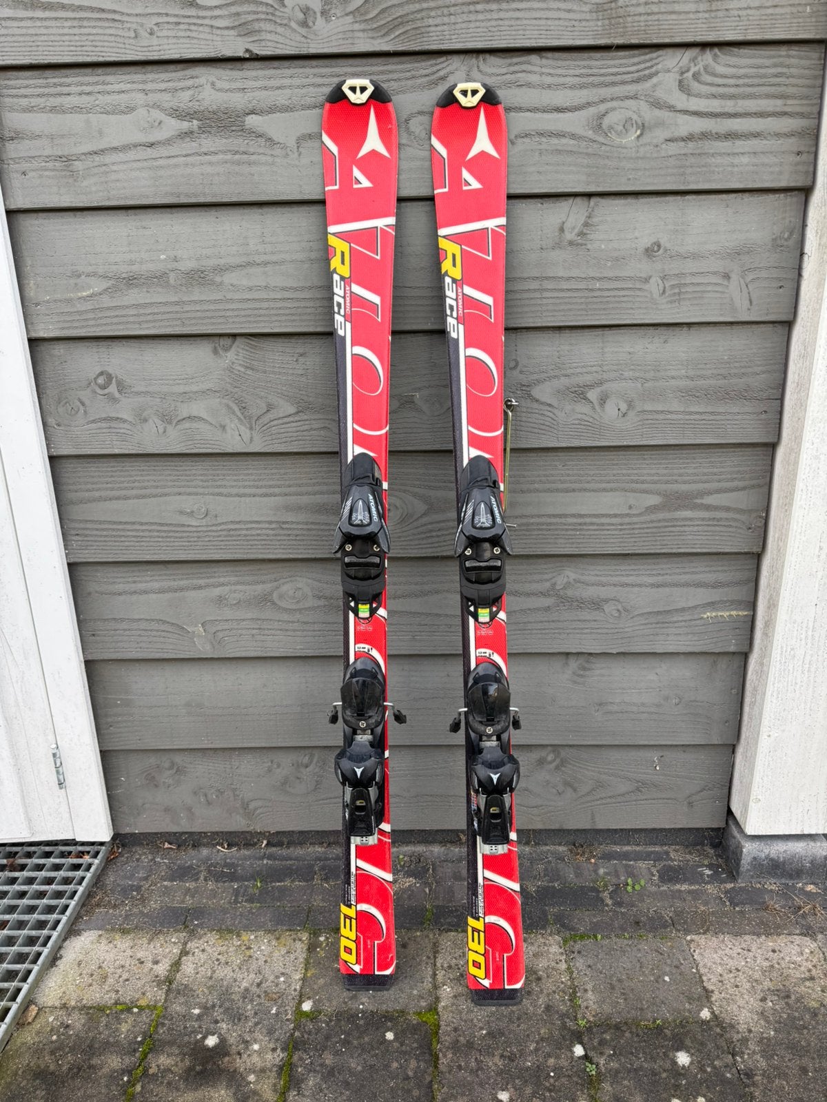 Atomic Race 130 Kinderski’s met stokken, Sport en Fitness, Skiën en Langlaufen, Ophalen, Gebruikt, 100 tot 140 cm, Atomic