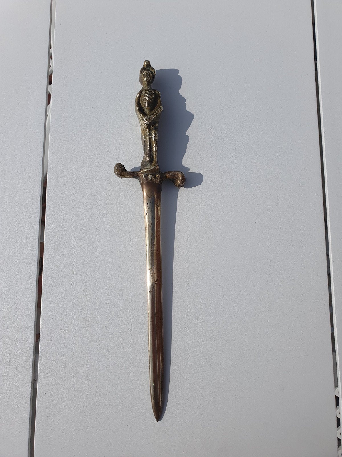 Antiek koperen briefopener in de vorm van zwaard met figuur, Ophalen of Verzenden, Koper