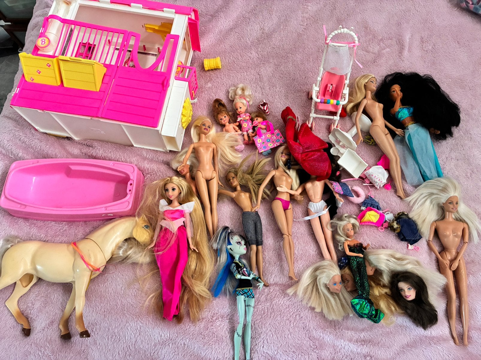 Partij Barbies met accessoires jaren 90/heden, Ophalen, Zo goed als nieuw, Pop