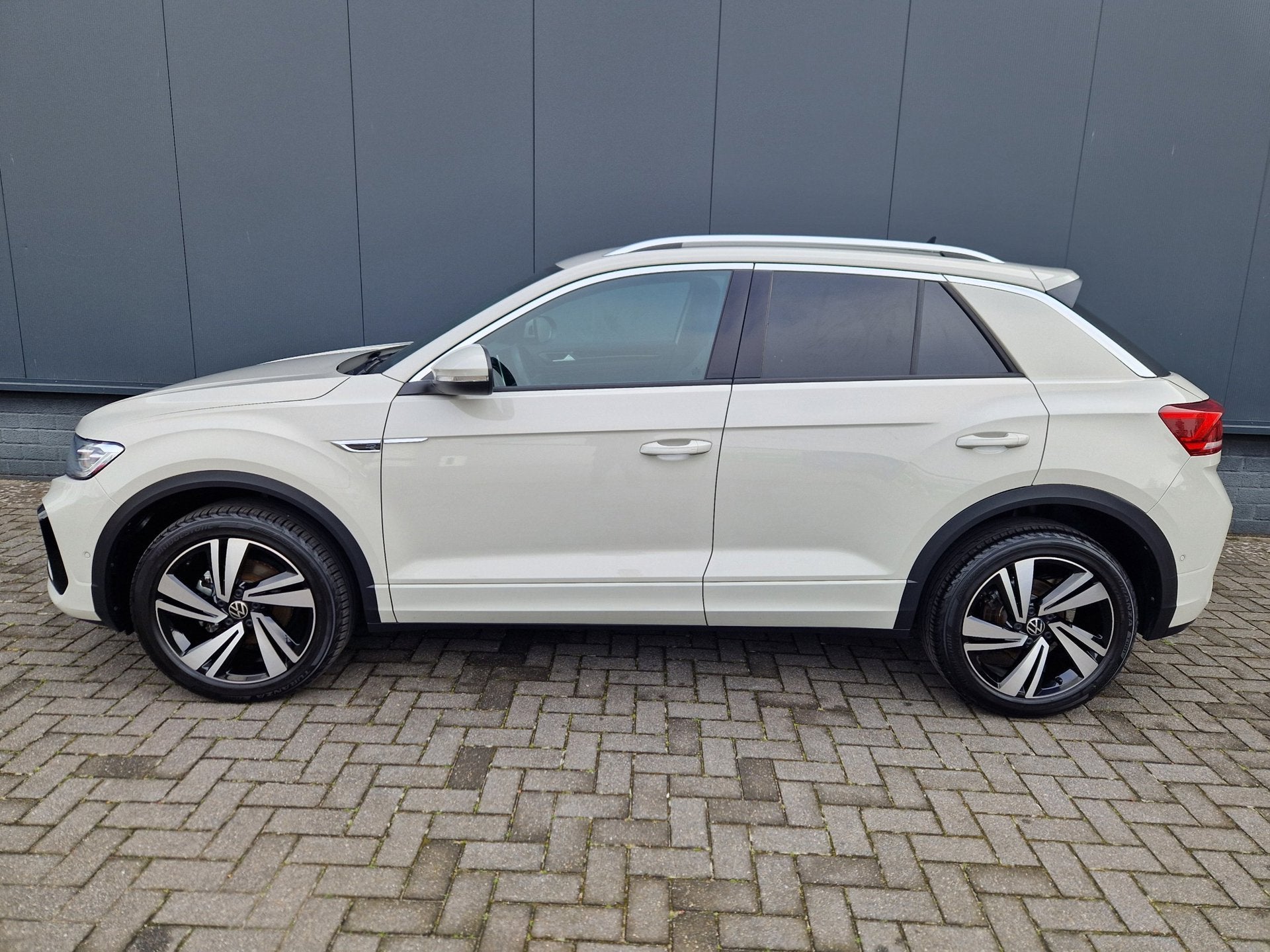 Volkswagen T-Roc 1.5 TSI DSG 150PK R-Line /IQ Drive /IQ Ligh, 12 maanden, Zwart, 4 cilinders, Bedrijf
