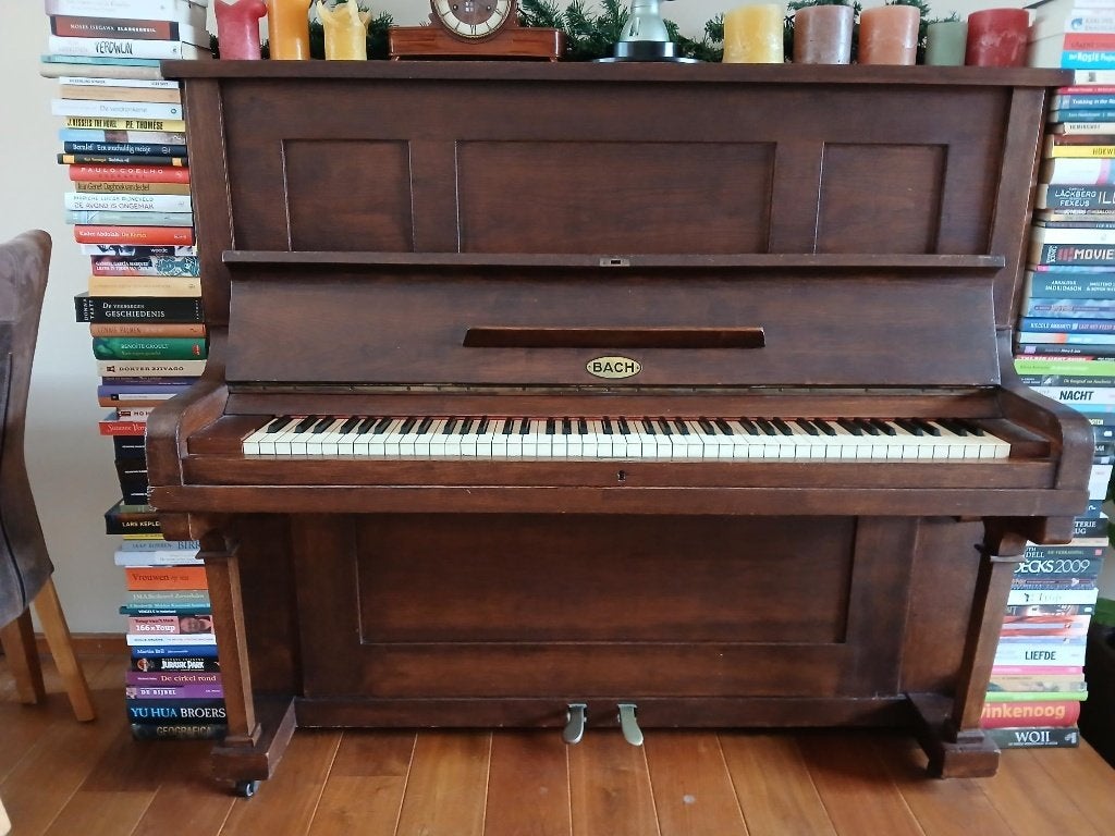 Mooie oude piano, ideaal voor beginners (Merk: Bach)