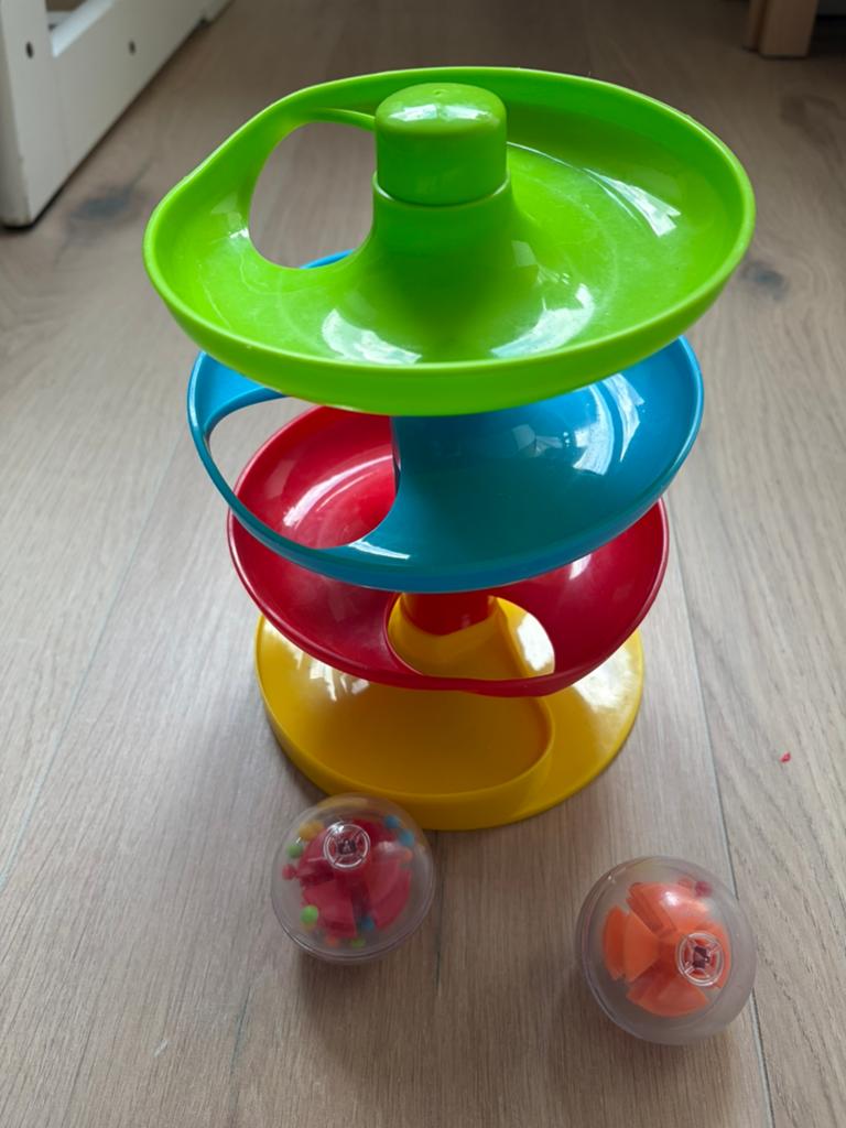 Kleurrijke ballenbaan met 2 rammelballen, Kinderen en Baby's, Speelgoed | Babyspeelgoed, Ophalen, Zo goed als nieuw, Overige typen