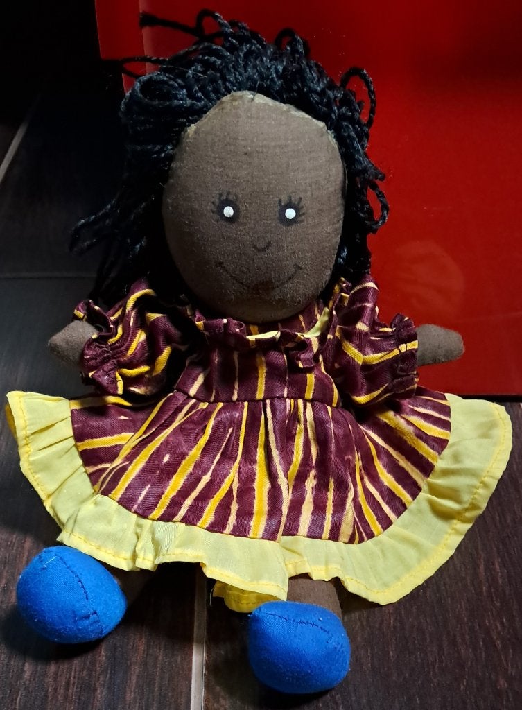 Stoffen pop (Kenia) en poppenkleertjes, Verzamelen, Poppen, Ophalen of Verzenden, Gebruikt, Pop