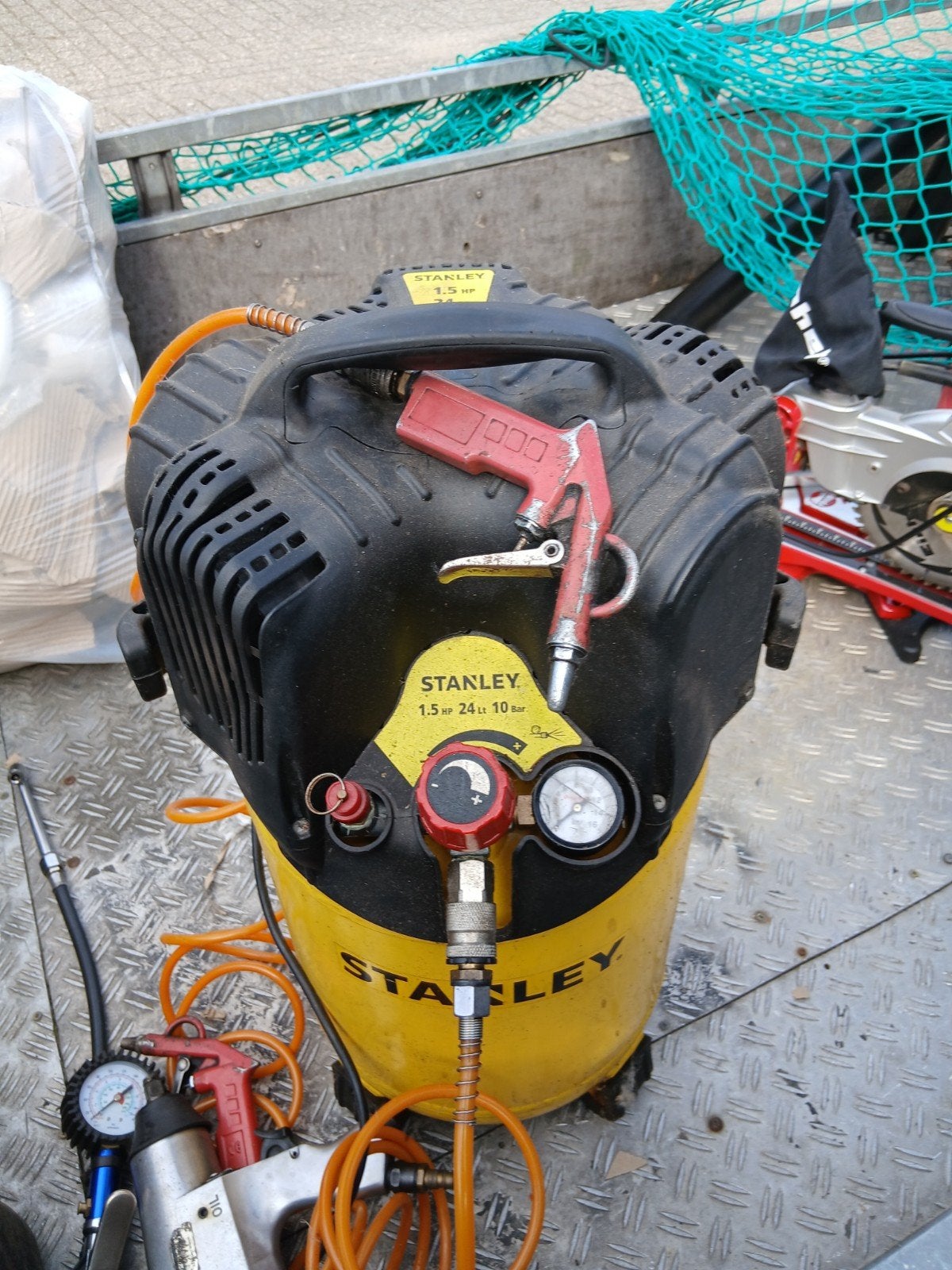 Stanley Compressor 24L met afkortzaag en toebehoren, Gebruikt, 10 bar of meer, Ophalen of Verzenden, 25 tot 100 liter