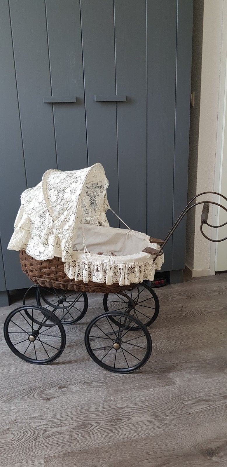 Antieke poppenwagen met kant en rieten mand, Ophalen, Gebruikt, Overige typen