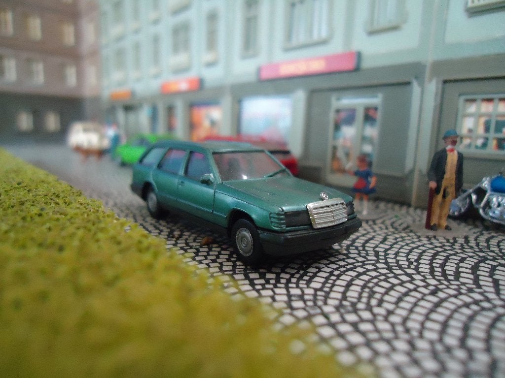 1985-1989 Mercedes Benz S124 Touring - Herpa metallic-groen, Hobby en Vrije tijd, Modelauto's | 1:87, Ophalen of Verzenden, Zo goed als nieuw