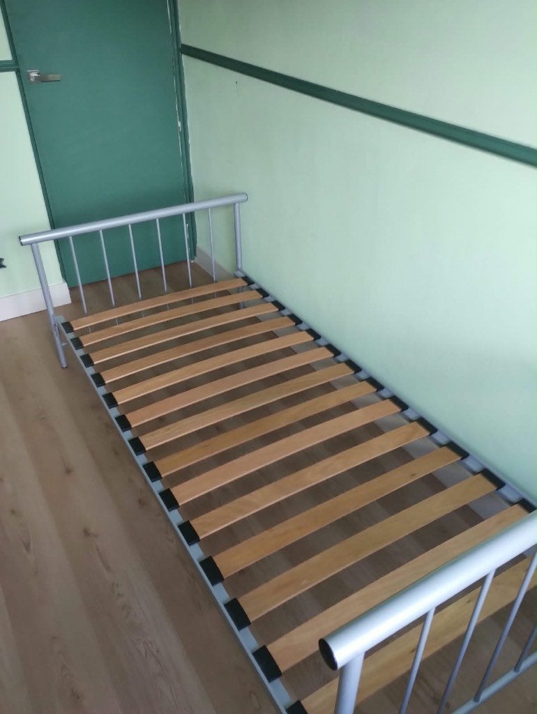 Eenpersoons bed - metaal - 90 x 200 cm, Huis en Inrichting, Ophalen, Gebruikt, 90 cm, 200 cm