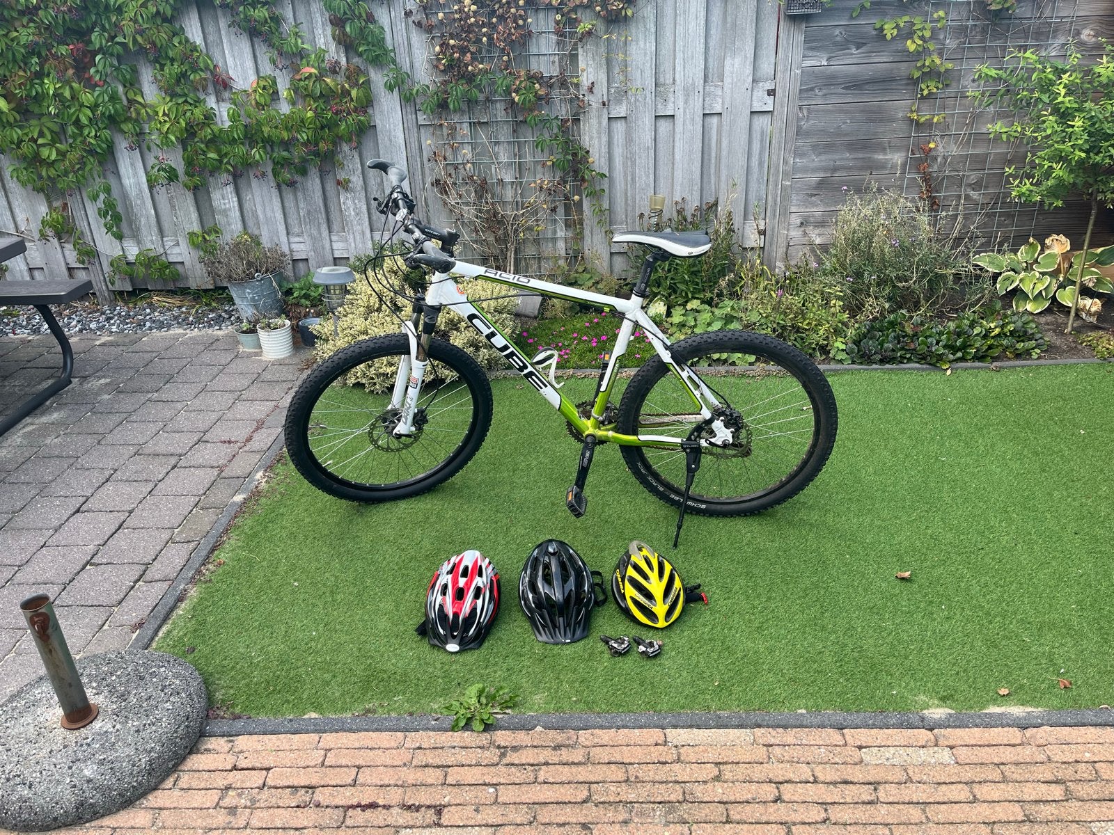 Cube Acid Mountainbike met 3 helmen en extra pedalen, Gebruikt, Hardtail, Heren, Schijfrem