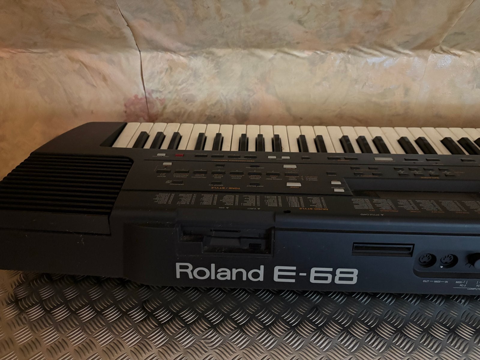 Roland E-68 Intelligent Keyboard - Goed onderhouden, Ophalen, Roland, Aanslaggevoelig, 61 toetsen