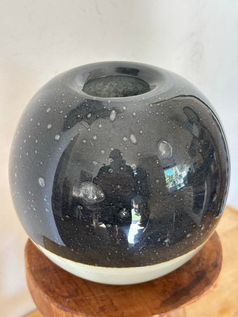 Vintage Bolvormige Glazen Vaas met Luchtbellen - Zwart/Wit, Antiek en Kunst, Antiek | Glas en Kristal, Ophalen of Verzenden