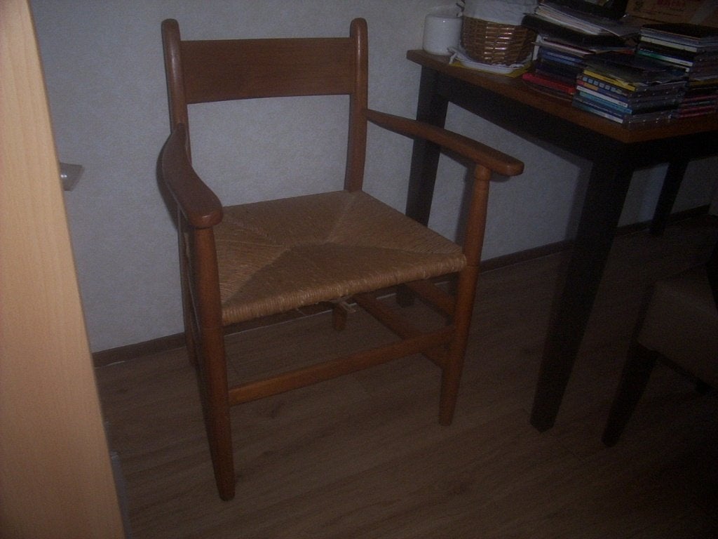 Mooie houten stoel met armleuningen en biezen zitting, Ophalen, Gebruikt, Bruin, Hout