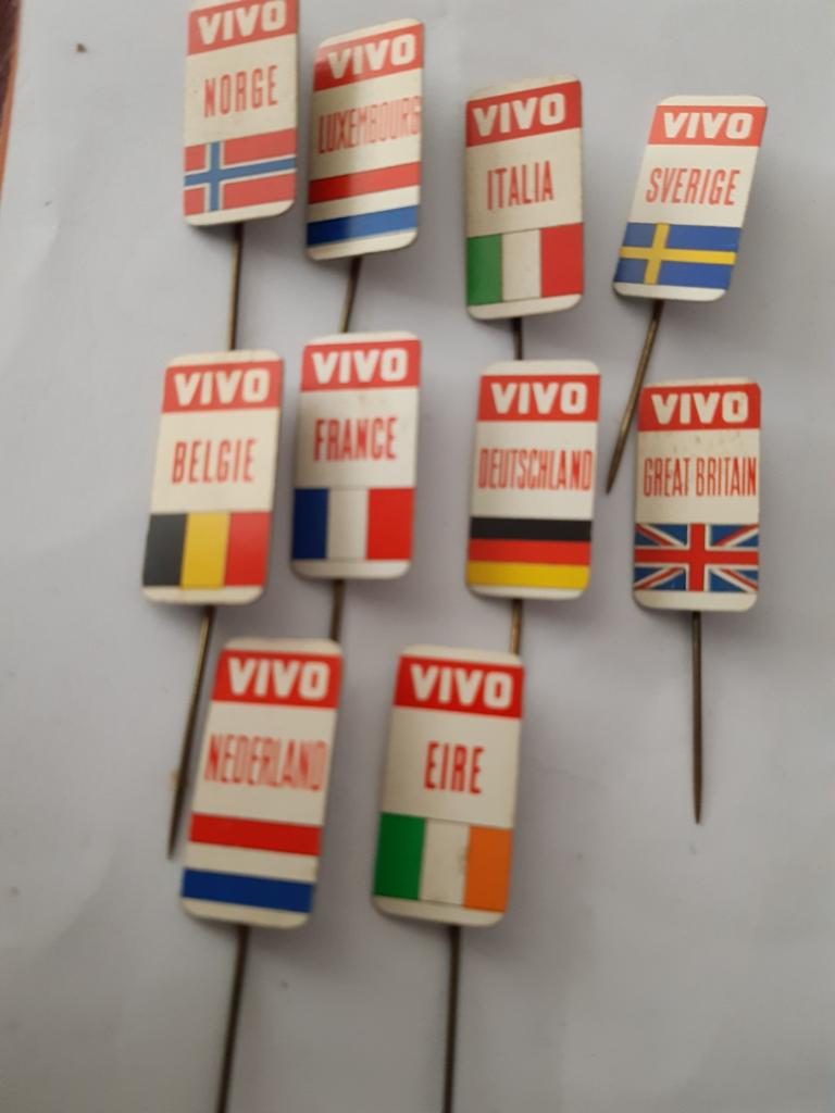 10 Speldjes VIVO vlaggen, Ophalen of Verzenden, Zo goed als nieuw, Stad of Land, Speldje of Pin