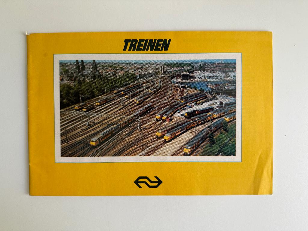 Boekje / brochure NS treinen (jaren '80), Verzamelen, Spoorwegen en Tramwegen, Ophalen of Verzenden, Gebruikt, Trein, Boek of Tijdschrift