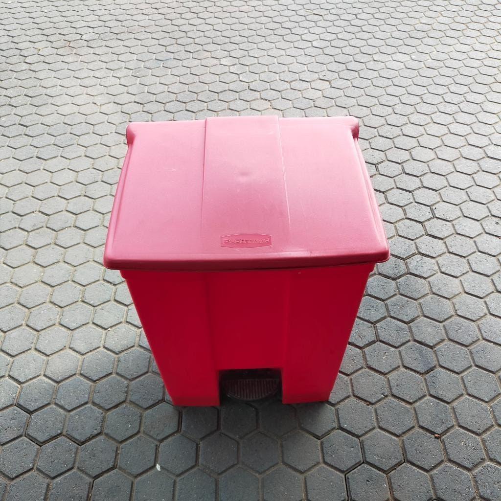 grote partij  Rubbermaid afvalemmer- prullenbakken  68 liter, 40 liter of meer, Ophalen, Gebruikt, 75 cm of meer
