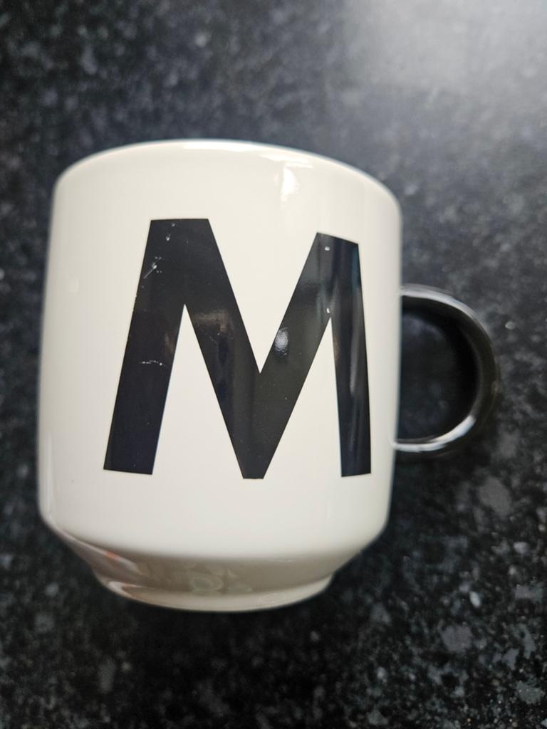 Mok met letter M, Keramiek, Ophalen of Verzenden, Zo goed als nieuw, Effen