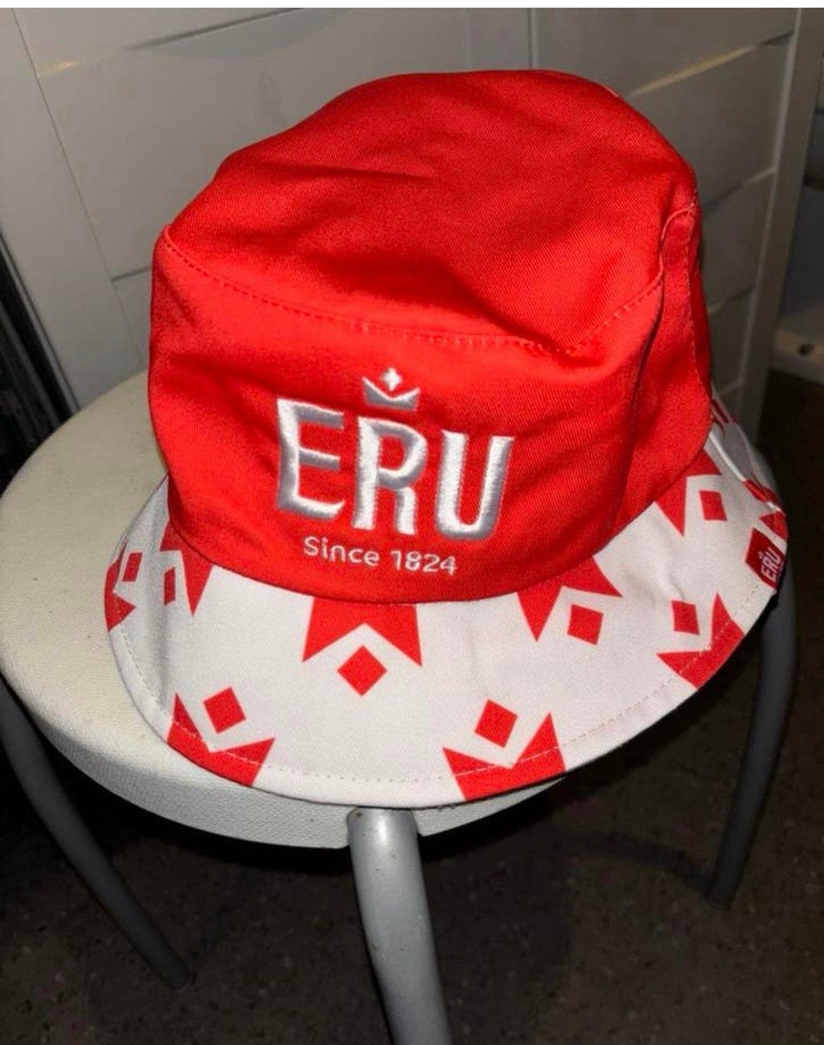 ERU Hoed - Rood/Wit met logo, Kleding | Dames, Hoeden en Petten, Ophalen of Verzenden, Zo goed als nieuw, One size fits all, Hoed