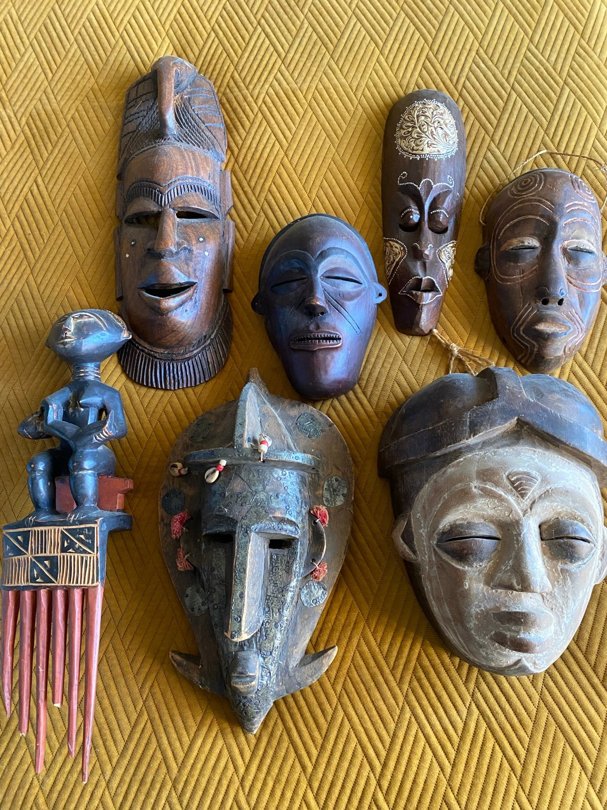 Set van 7 Afrikaanse houten maskers en kam, Ophalen of Verzenden