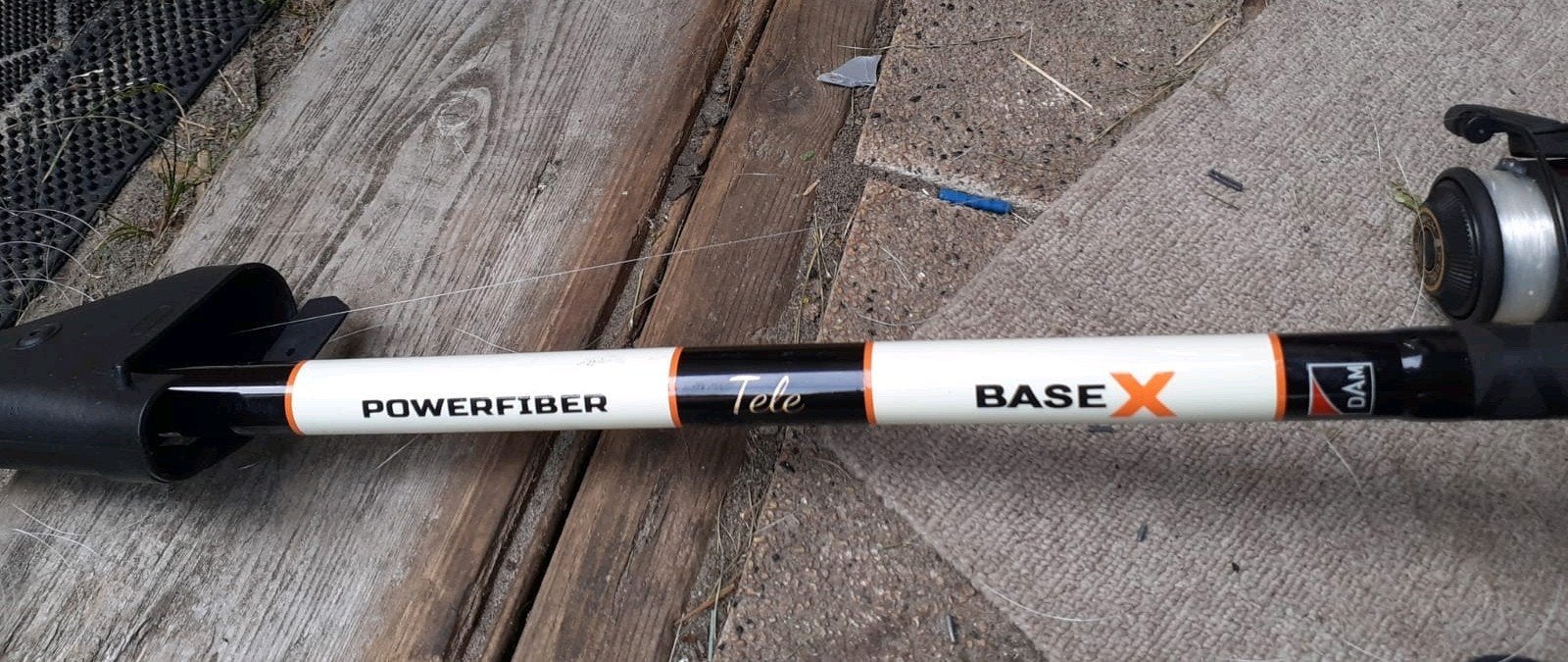DAM Base X Powerfiber Tele Werphengel met Cormoran molen, Ophalen of Verzenden, Gebruikt, Complete hengel