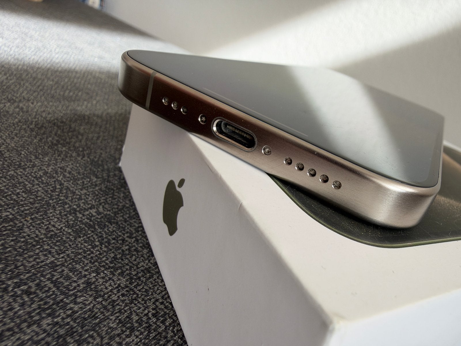 Foto 10 van Apple iPhone 15 Pro 128GB Natural Titanium - Zeer goed