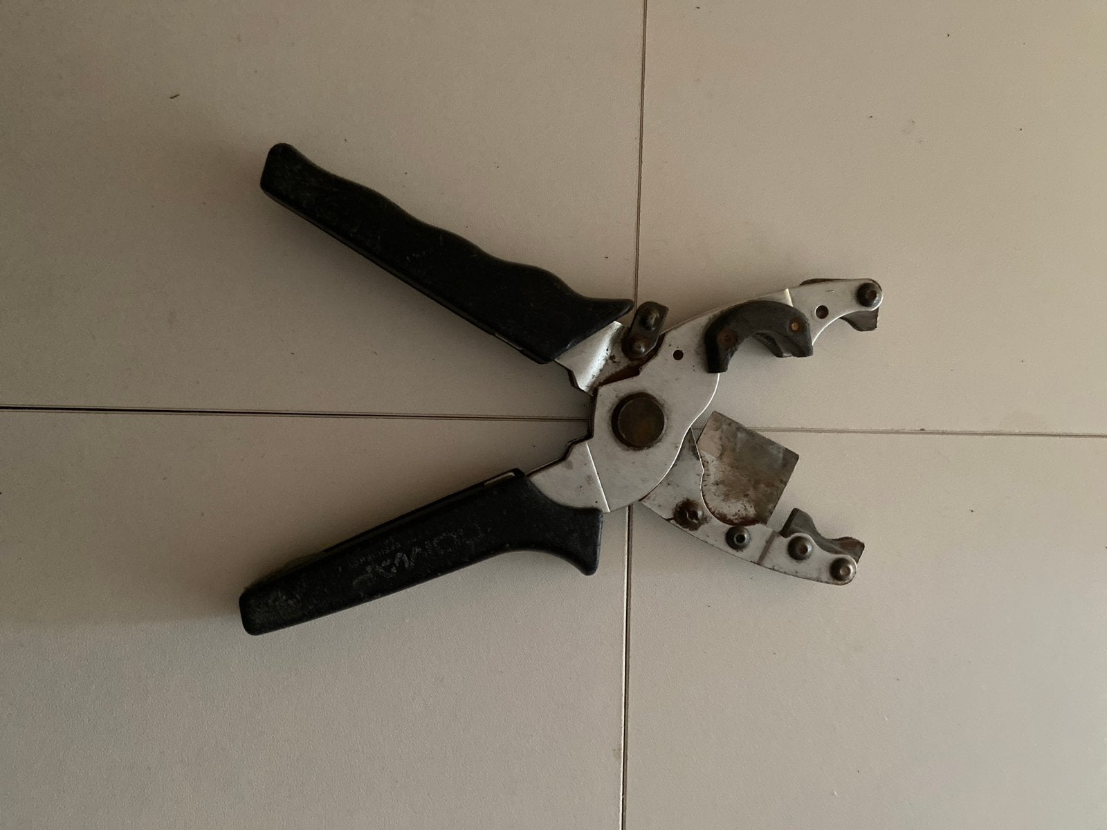 Kunststof knipschaar voor Uponor/Henco/Rehau (14, 16, 20mm), Ophalen of Verzenden, Gebruikt, Snijgereedschap, Overige merken