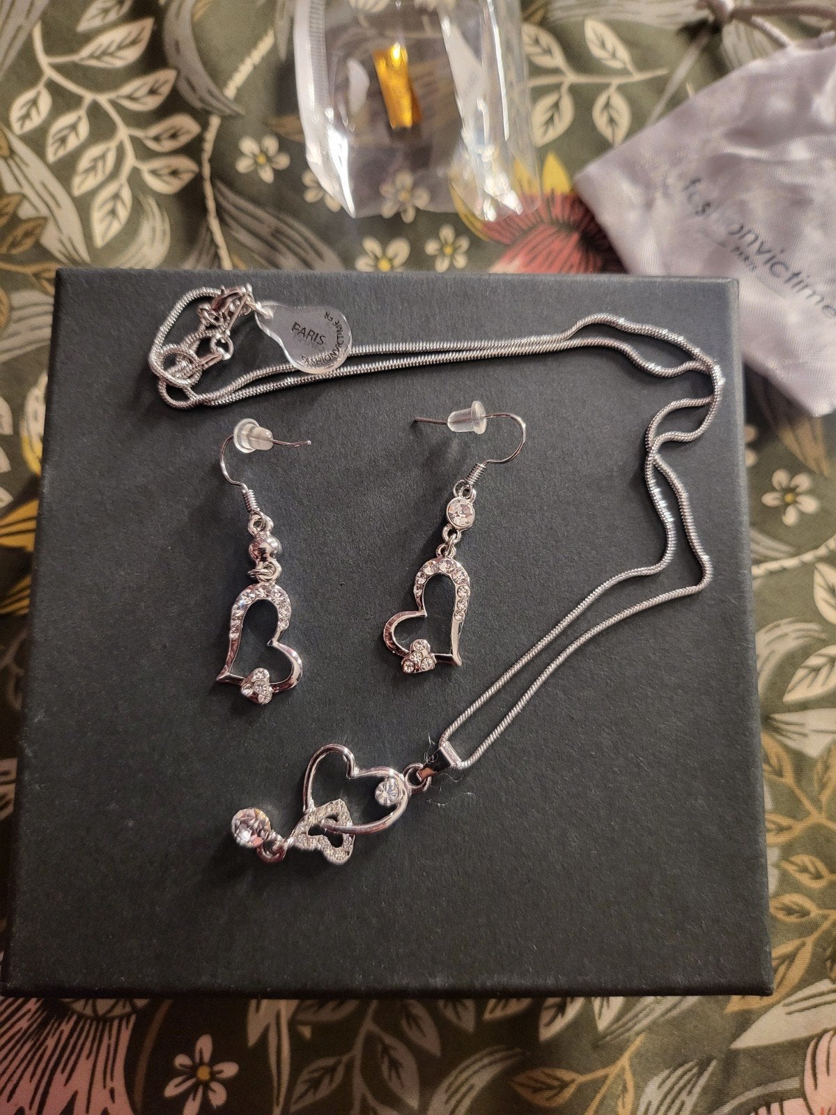 Fashionvictime Paris ketting en oorbellen set met hartjes, Overige materialen, Ophalen of Verzenden, Zo goed als nieuw, Met kristal