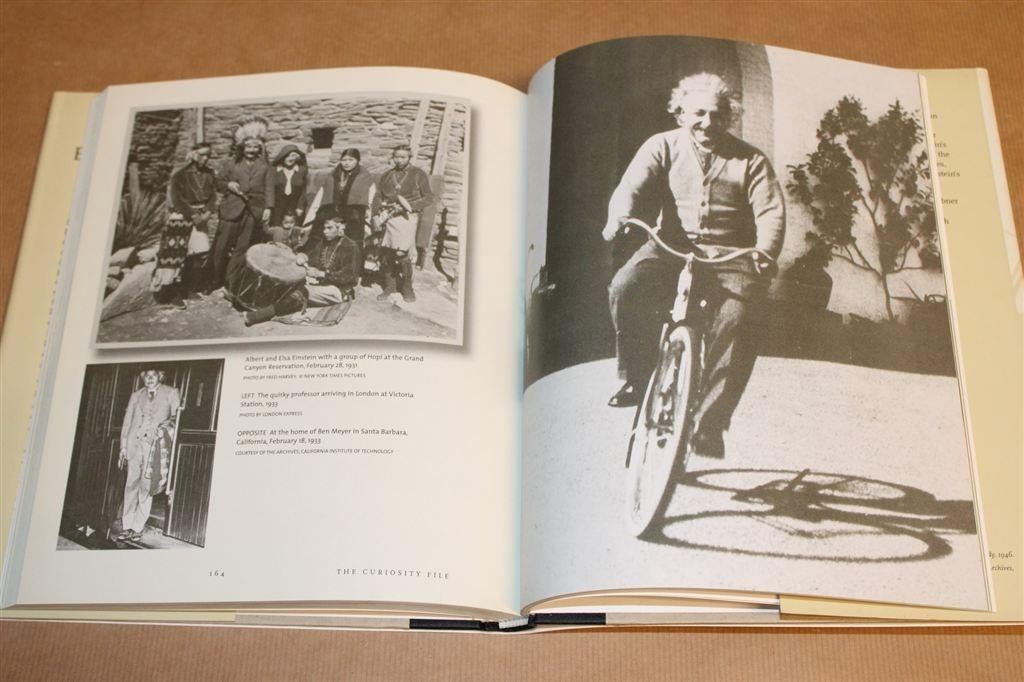 Het Einstein Plakboek — Een Unieke Kijk in Zijn Leven, Ophalen of Verzenden, Zo goed als nieuw, Natuurwetenschap