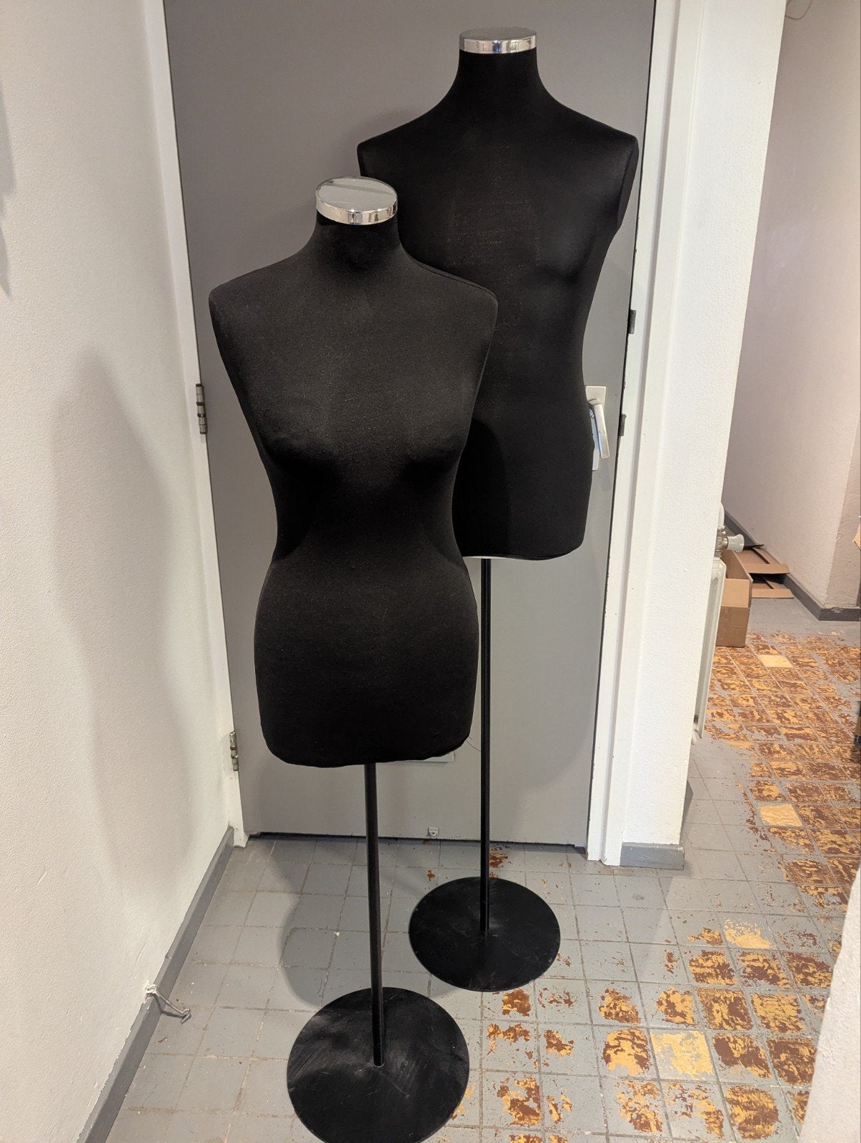 2 paspoppen 1 dame 1 heren torso op voet, Ophalen, Paspop