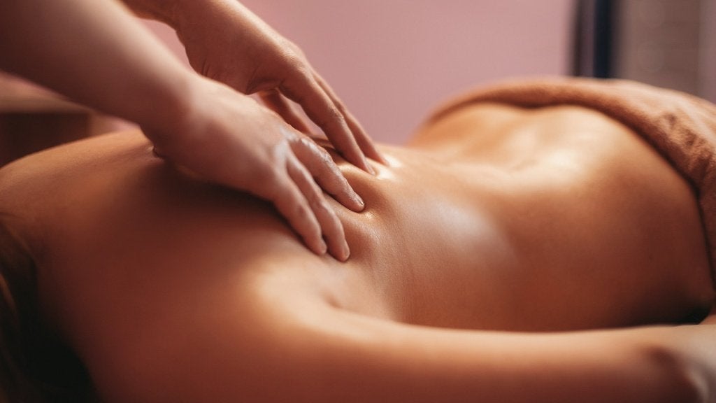 Vriendelijke man geeft fijne massage en tips, Ontspanningsmassage