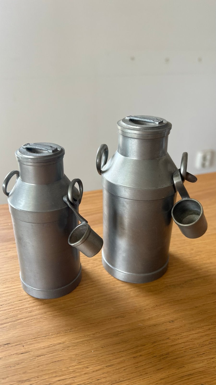 2 vintage tinnen melkbussen met maatschepjes, Ophalen of Verzenden
