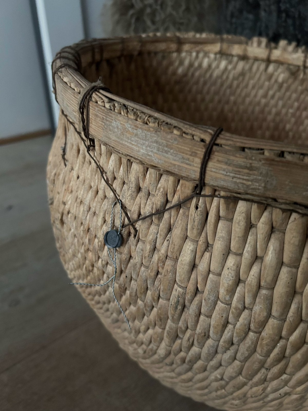 Oude Chinese mand Aura Peeperkorn sober sleets imperfect, Ophalen