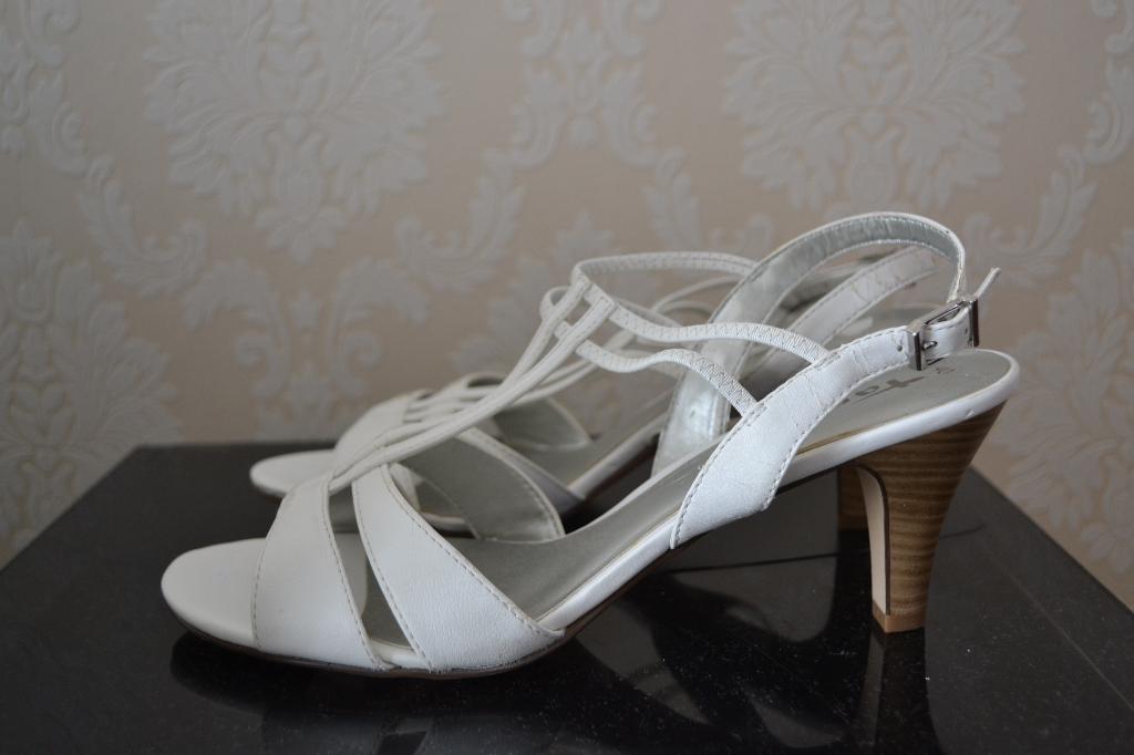 Hakken/sandalen van Tamaris maat 40, Tamaris, Wit, Zo goed als nieuw, Sandalen of Muiltjes