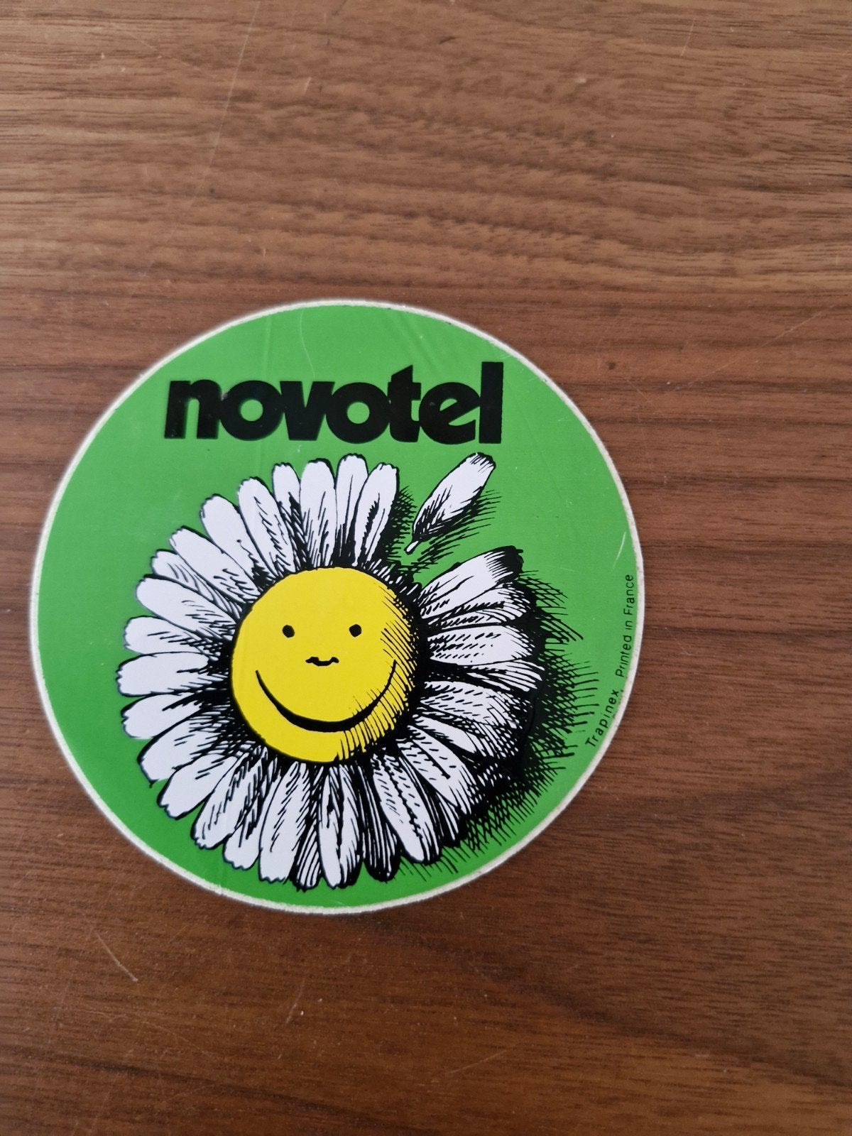 11594 Vintage Novotel sticker met lachende bloem, Verzamelen, Ophalen of Verzenden, Gebruikt, Overige typen