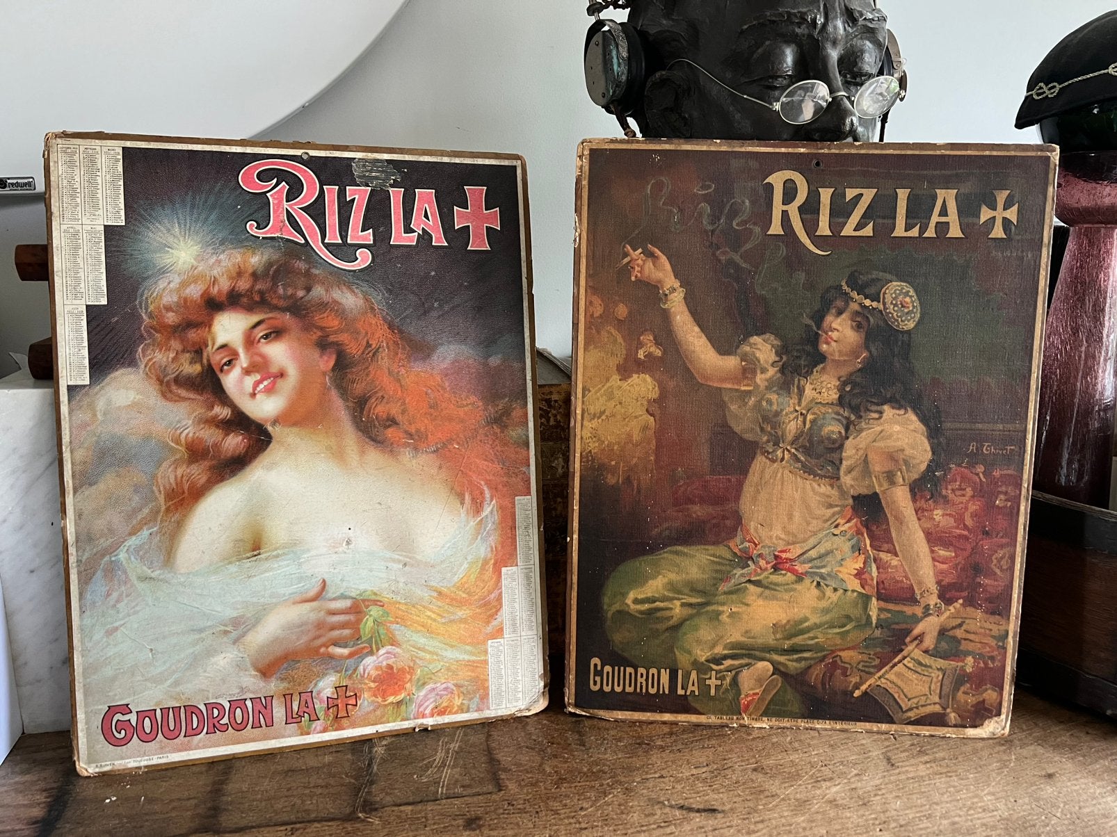 PRACHTIGE ANTIEKE RECLAME OP KARTON “ RIZLA”, Ophalen, Gebruikt, Reclamebord