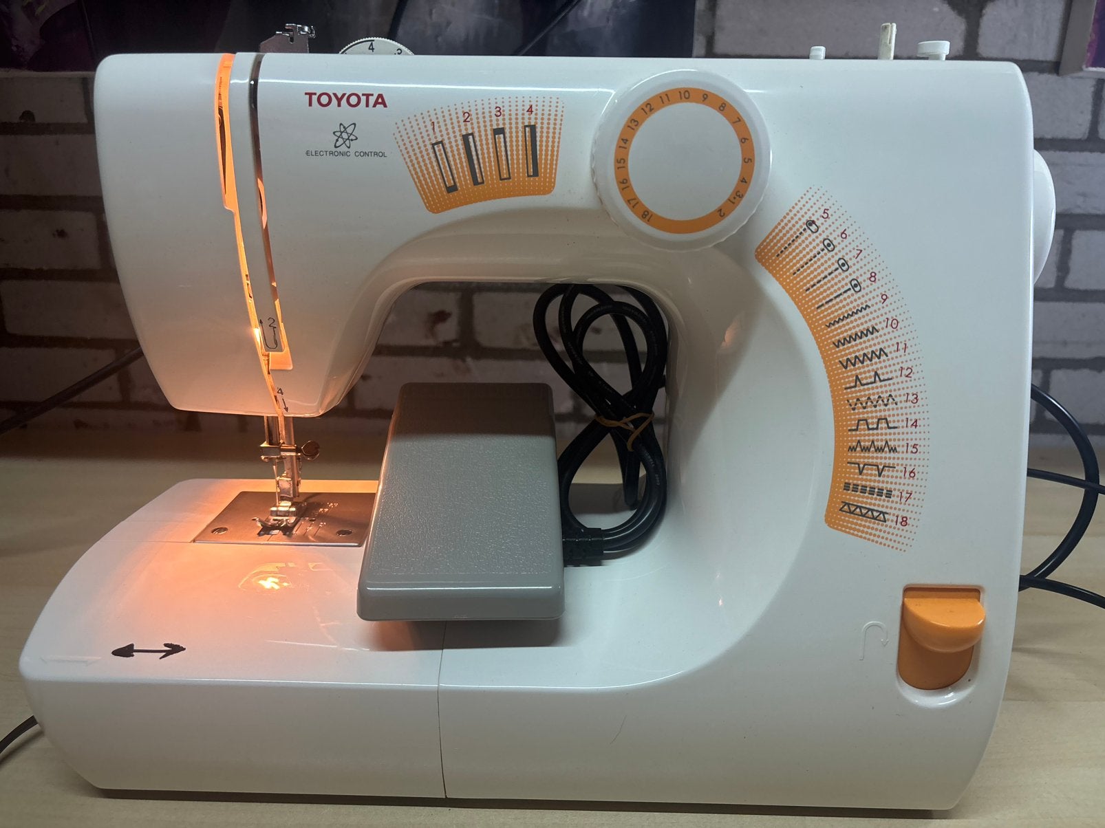 Toyota Naaimachine SE92 RS2000 Series met accessoires, Ophalen of Verzenden, Zo goed als nieuw, Naaimachine, Overige merken