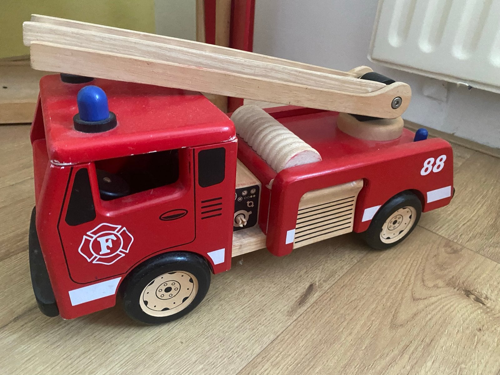 Pintoy houten Brandweerkazerne met accessoires, Kinderen en Baby's, Speelgoed | Houten speelgoed, Ophalen, Gebruikt, Meubelstuk of Keukentje
