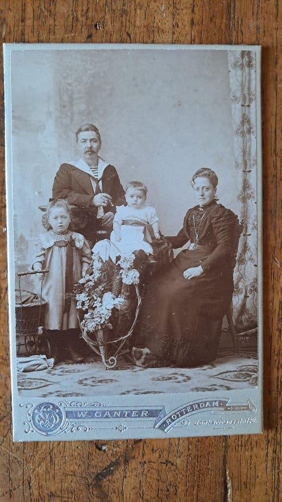 kabinetfoto echtpaar zeeman matroos en kinderen Rotterdam, Ophalen of Verzenden, Voor 1940, Gebruikt, Kind