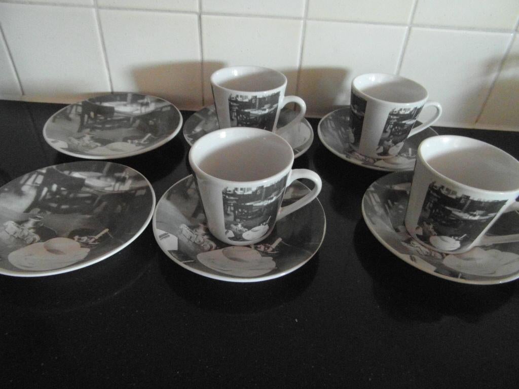 4 espresso kopjes zwart wit met schotel  AM63 extra schotels, Ophalen of Verzenden, Zo goed als nieuw, Overige stijlen, Kop(pen) en/of Schotel(s)