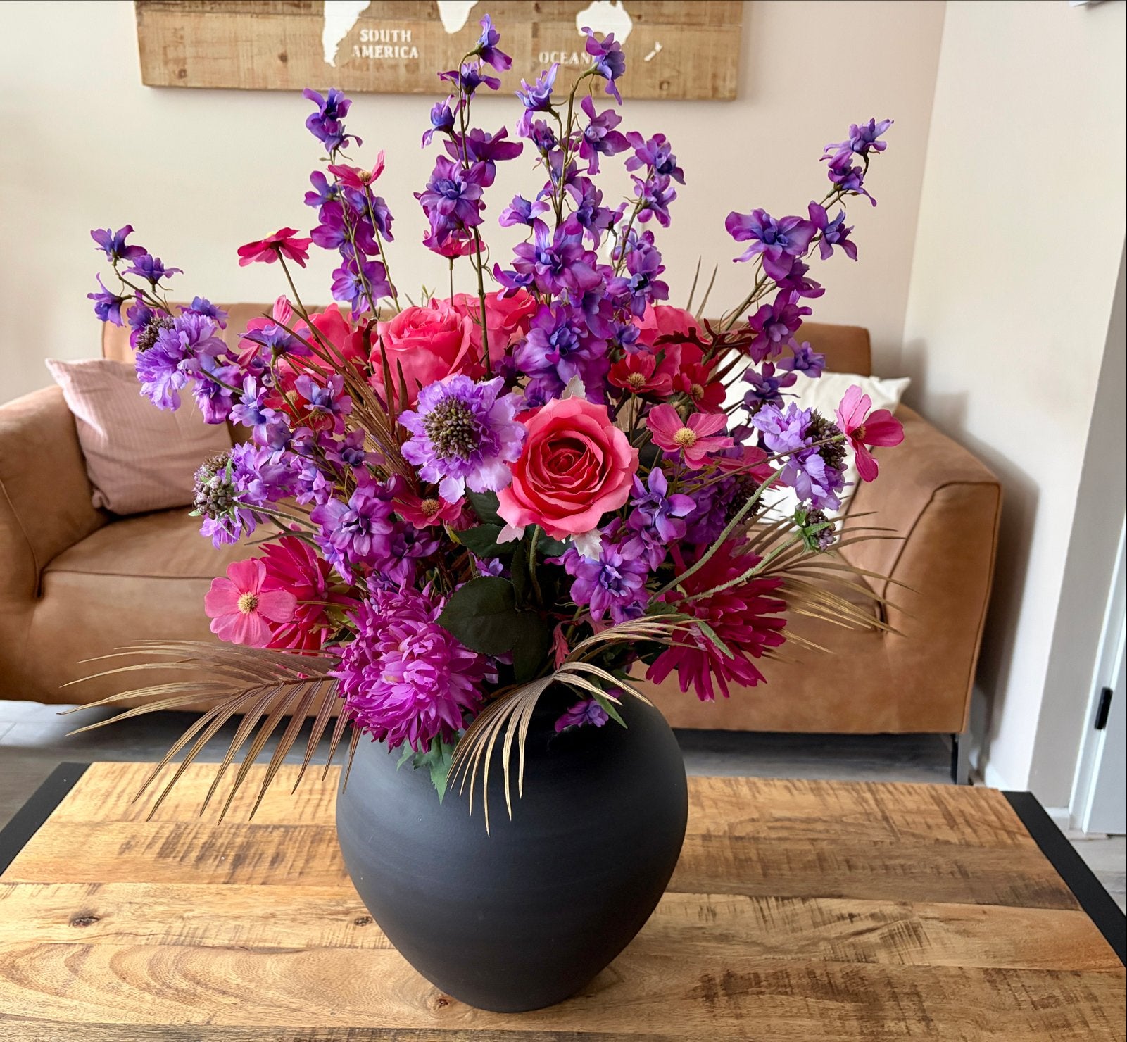 Prachtige zijdebloemen in zwarte vaas, Ophalen, Zo goed als nieuw