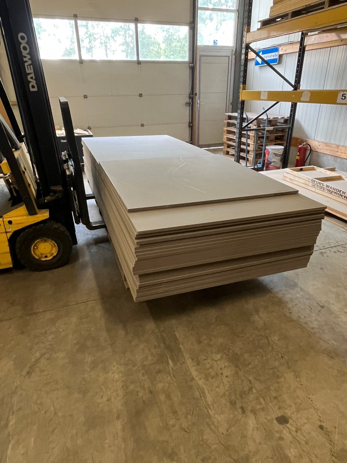 Partij MDF grijs vochtwerend 122 x 305 x 18 25stuks mdf, Doe-het-zelf en Verbouw, Platen en Panelen, Ophalen, Zo goed als nieuw