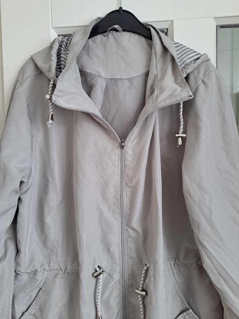 LEUKE beige gevoerde zomerjas maat 48, Kleding | Dames, Ophalen of Verzenden, Zo goed als nieuw, Beige, Jas of Mantel